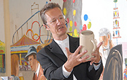 Holger Paetz präsentierte am 23.08.2007 den offiziellen Wiesnkrug (FOto: Ingrid Grossmann)
